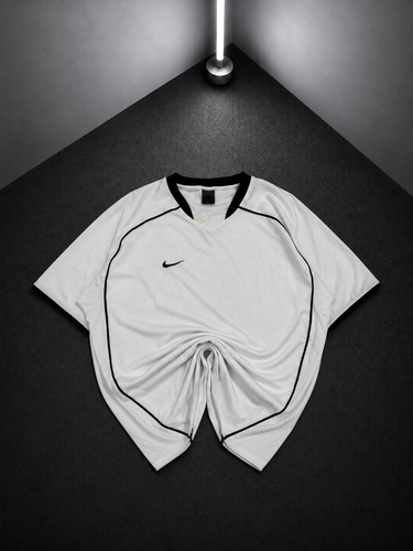Nike 2000s Panel tee | ZThrifts